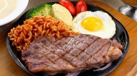 30岁转行做牛排：投资20万开40平街角牛排馆，守店十个月才出头