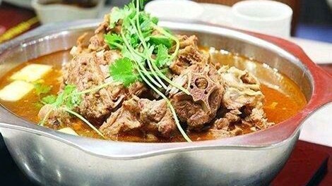 建材商转型开羊蝎子火锅：80平米小馆月营35万，熬过第一冬才赚到钱