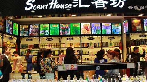 IT女转行美妆店加盟：70平月营3.2万，养店一年才稳住