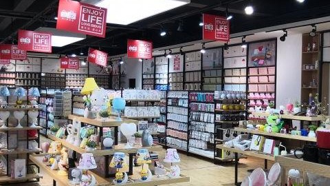 离职公务员开精品集合店：75平月营25万，熬过养店期才懂客流靠养