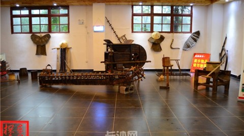 新手开红色年代主题餐厅店开店流程全攻略：投资预算+选址技巧+进货渠道+避坑指南，少走90%弯路
