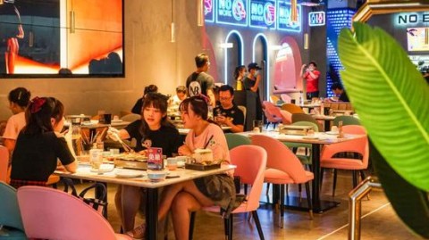 新手开无明火主题餐厅店：2026开店赚钱必须避开的11个坑（客单价×翻台率×净利润=稳赚不赔）