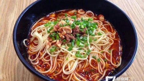 辞职养猪场工人开面馆：40平小店月营16万，亏过一次才懂选址定生死