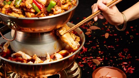 北漂加盟商炭火牛蛙：39万投220㎡店，月营破10万后关店，热度退去账算清