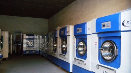 离职房产中介开干洗店：42平月营4万，熬过淡季后他说复购率才是命