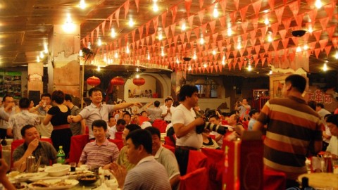 开红色经典主题餐厅加盟开店全攻略：投资30万起步，避开90%的坑（2026年实操版）