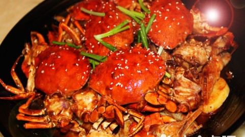 新手开肉蟹煲主题餐厅店多久回本？投资20万落地全流程避坑（6.5万亿餐饮市场逆势突围，场景体验成社交刚需）