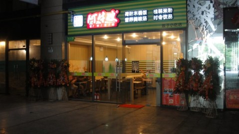 辞职回乡开米粉店：65平月营13万，熬过养店期才出头
