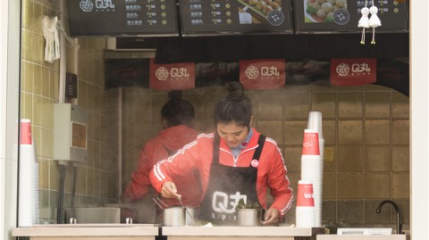 新手开小吃加盟店攻略：2026从选址避坑到证件办理全程实操（照着做少踩坑）