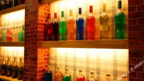 新手开同桌主题餐厅：6-12万小店也能赚（附算账+选址+装修全流程）