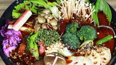 开麻辣烫店开店流程投资利润与避坑全攻略