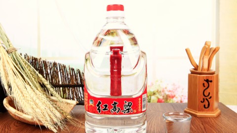退休教师开红高粱关东酒坊：70平月营4万，五年养店风雨路