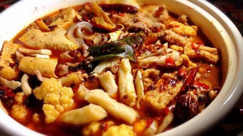 要理解一家冒菜店的经营状况，与其看“月入多少万”这类充满不确定性的数字，不如花时间弄懂几个真正决定生死的变量：