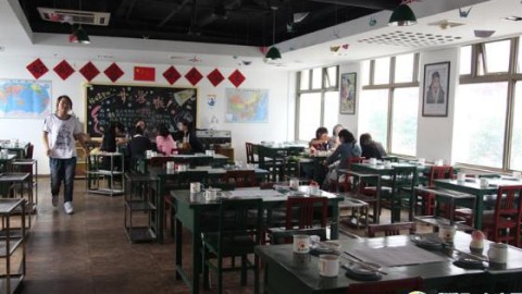 标题：新手开校园怀旧主题餐厅开店流程投资避坑指南（28字）
