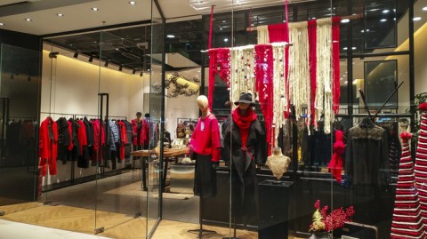 女装橱窗引流：开女装店开店流程与避坑指南