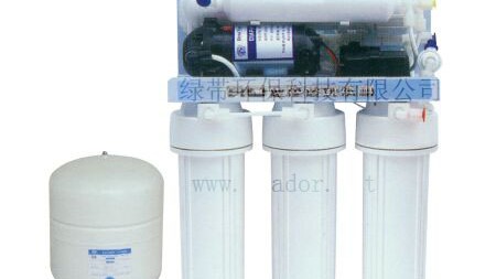 二楼水站老板周师傅：38平社区桶装水配送站，月营4.2万，干三年没敢招人