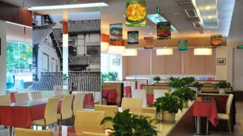 开家主题餐厅到底要多少钱？2026避坑选址进货装修全流程攻略（投资回报+食材采购+办证完整版）
