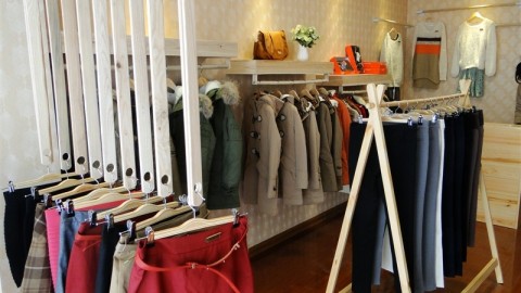 开精品服装店开店流程：投资+选址+装修+进货+利润避坑
